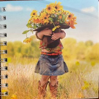 6416036212623_Muisilehtio_Tytto_ja_hatullinen_kukkia_jpeg