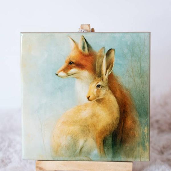 KRS_TILE_FOX_HARE_10X10_Kettu_ja_janis_keraaminen_taulu_jpeg_format_jpg_precrop_1_3A1_width_720